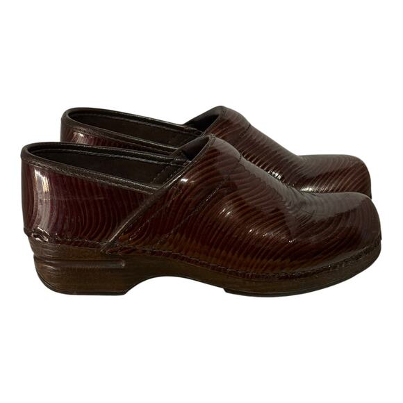 Dansko Maroon Patent Woodgrain Clogs Women's Size 7.5 Nursing Career - Picture 1 of 7